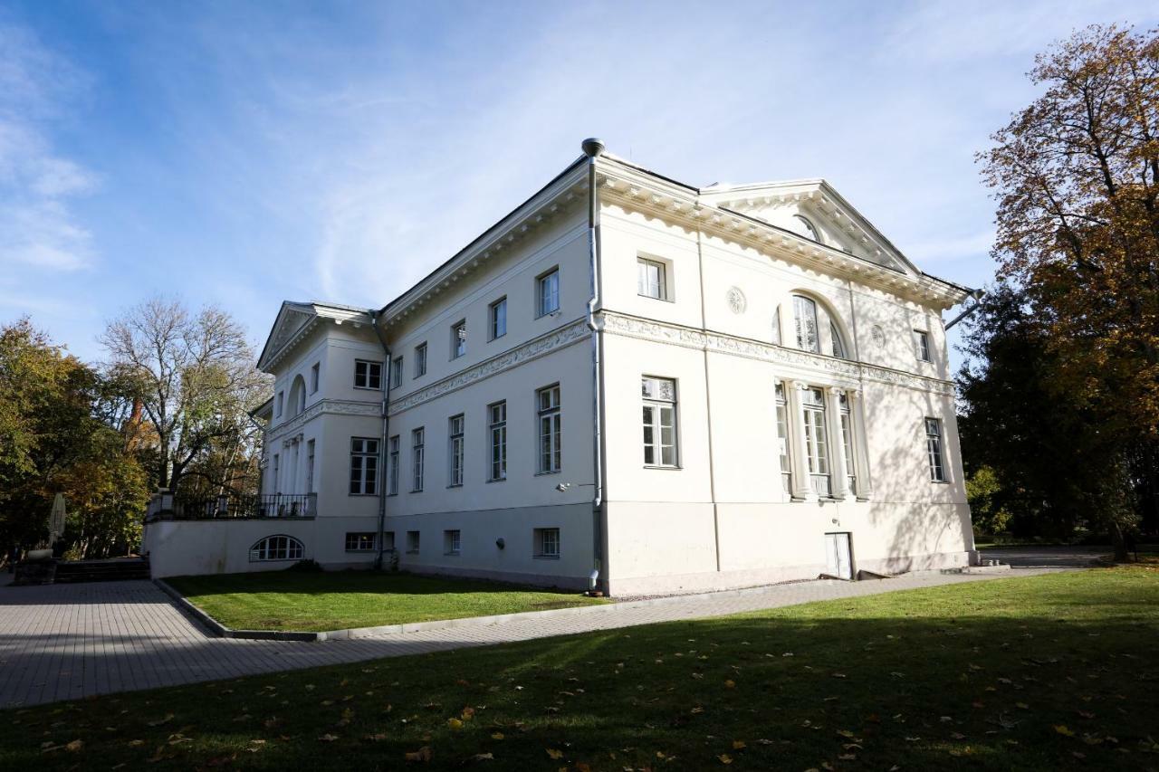 Saku Mois & Saku Manor Hotel Exterior photo